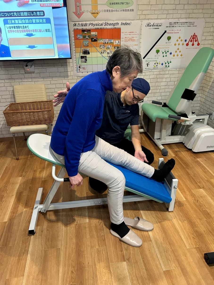 専用の運動椅子で下肢の体操を行っている様子